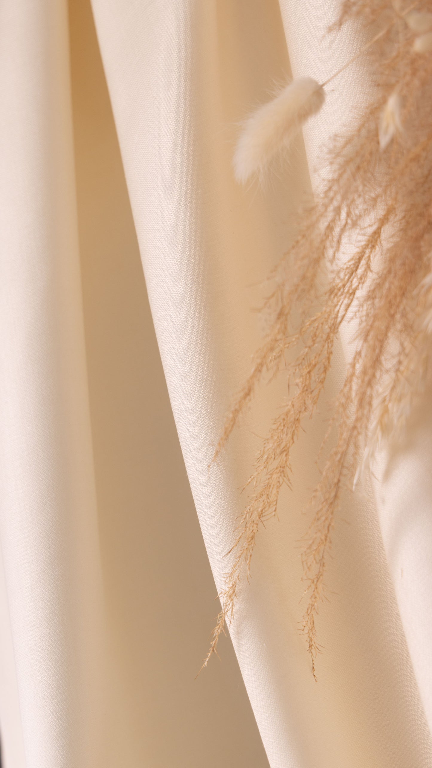 Seidenstoff für Brautkleider • Natürliche Peace Silk Broken Satin • 100% Seide • Creme • Gana