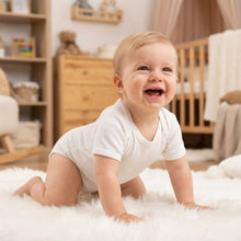 Lachendes Baby kräbbelt im weißen Seiden-Baby-Body Kurzarm – Peace Silk naturweiß