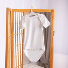 Seiden-Baby-Body Kurzarm von Alkena naturweiß auf Kleiderbügel – Bourette-Seide Peace Silk