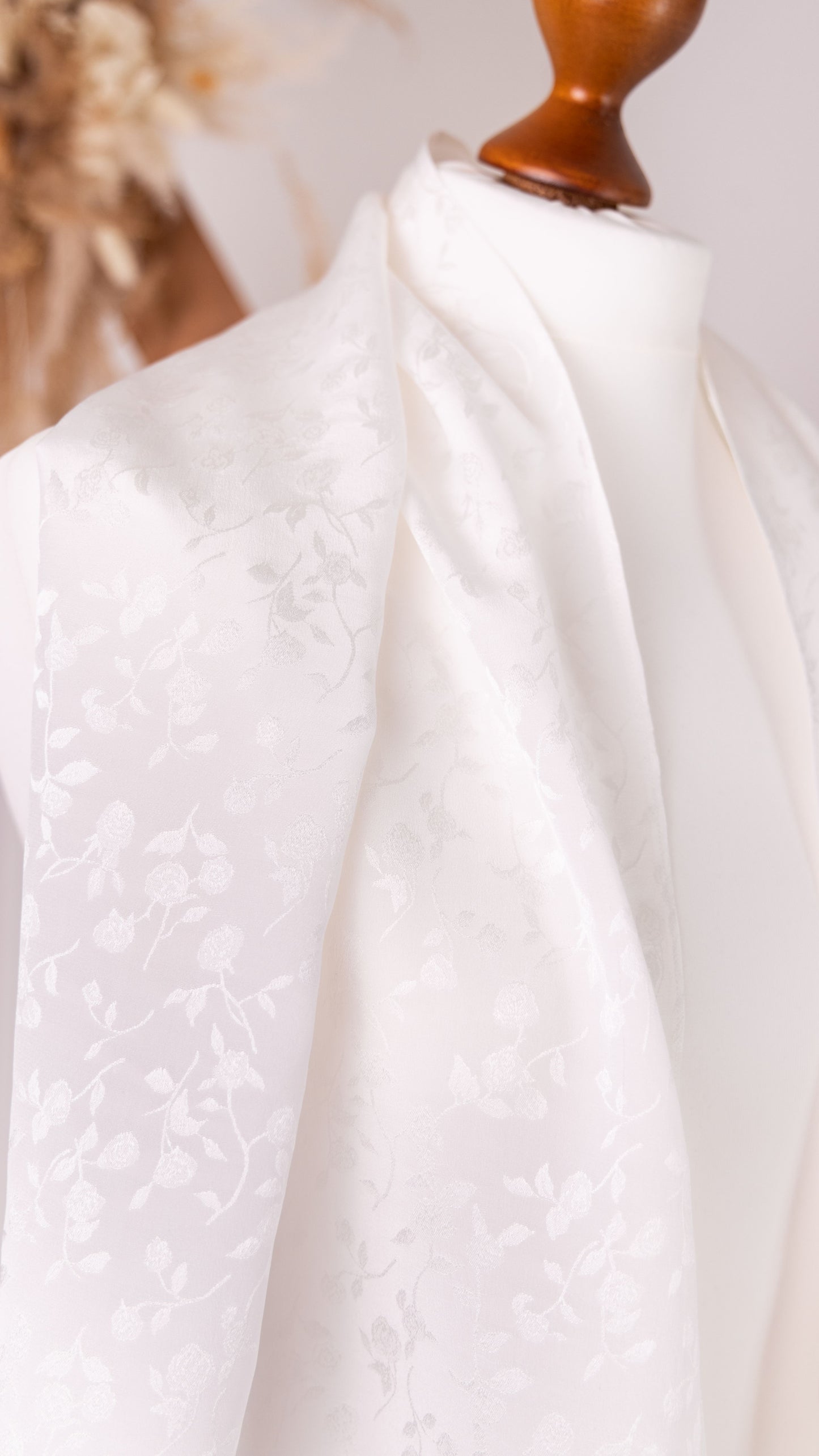 Seidenschal Rosen Jacquard • Natürliche Peace Silk • 100% Seide • Naturweiß