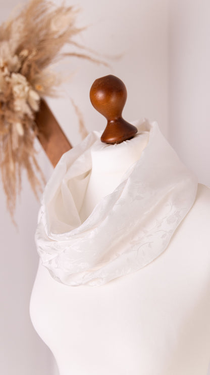 Seidenschal Rosen Jacquard • Natürliche Peace Silk • 100% Seide • Naturweiß