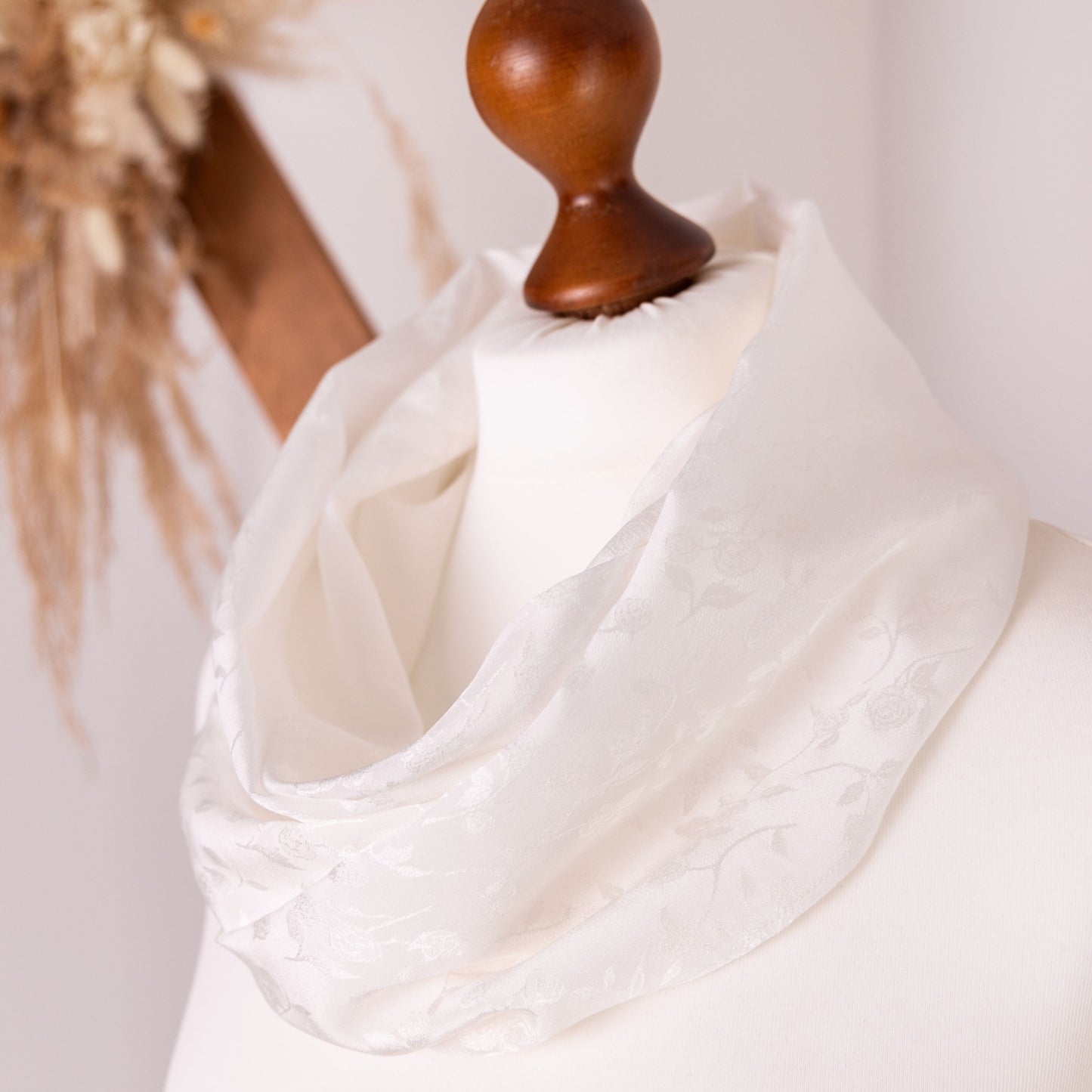 Seidenschal Rosen Jacquard • Natürliche Peace Silk • 100% Seide • Naturweiß