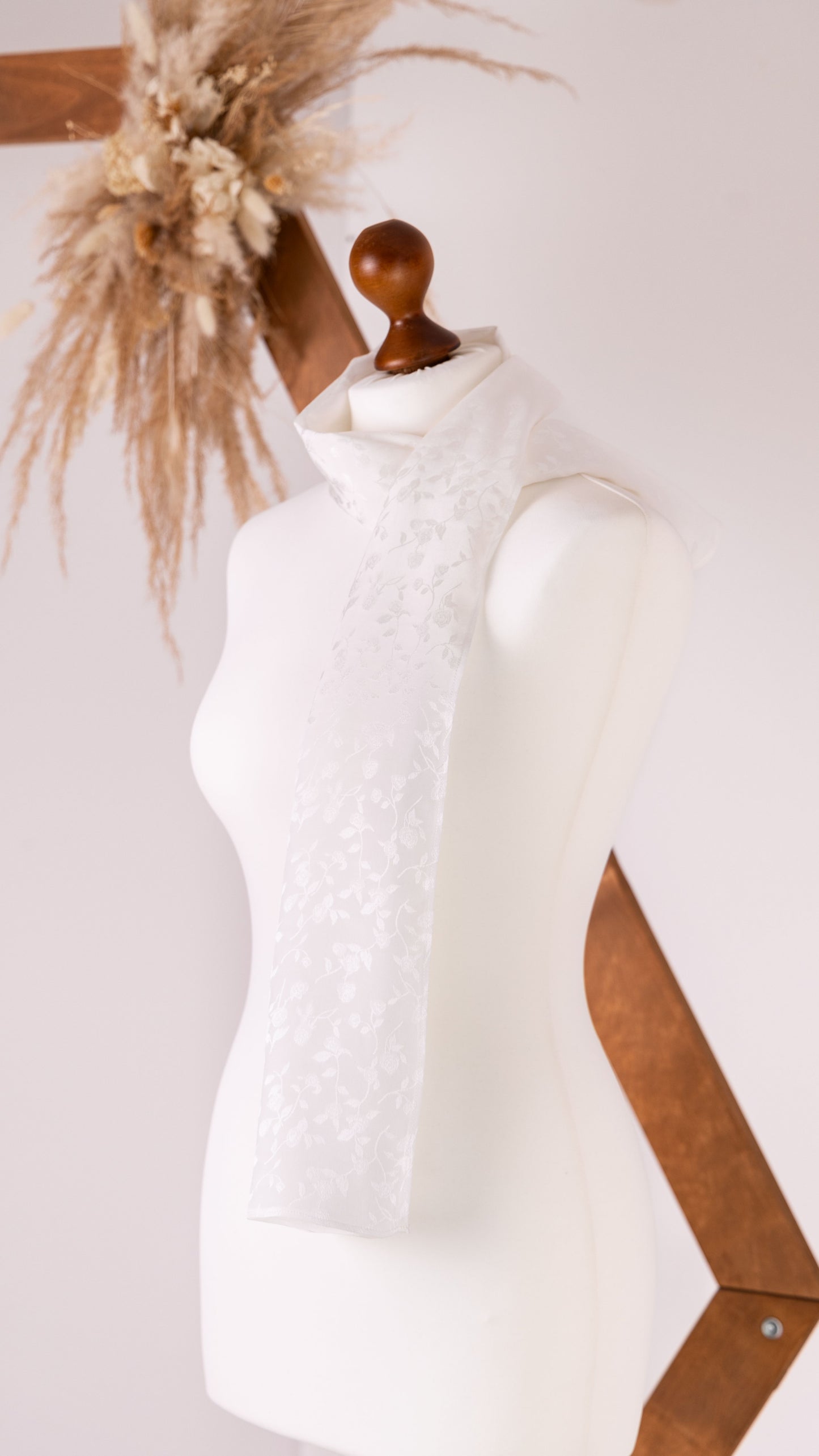 Seidenschal Rosen Jacquard • Natürliche Peace Silk • 100% Seide • Naturweiß