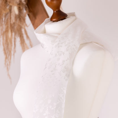 Seidenschal Rosen Jacquard • Natürliche Peace Silk • 100% Seide • Naturweiß