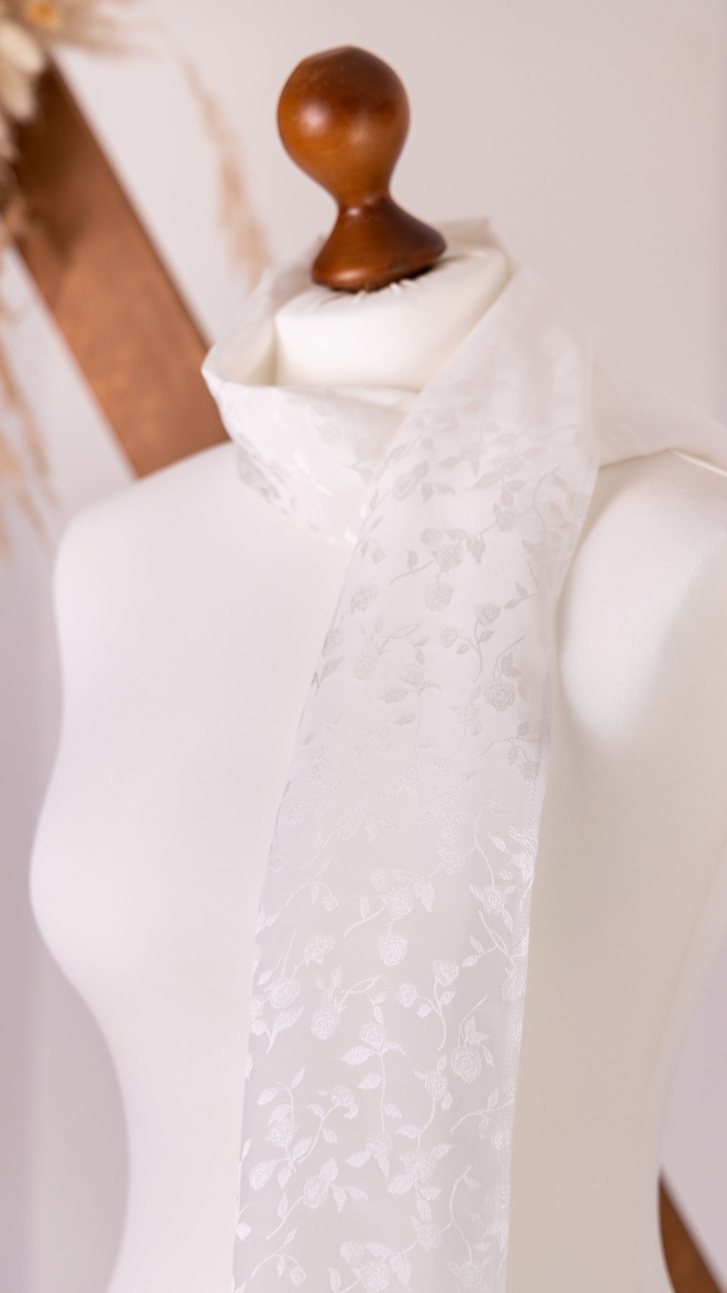 Seidenschal Rosen Jacquard • Natürliche Peace Silk • 100% Seide • Naturweiß