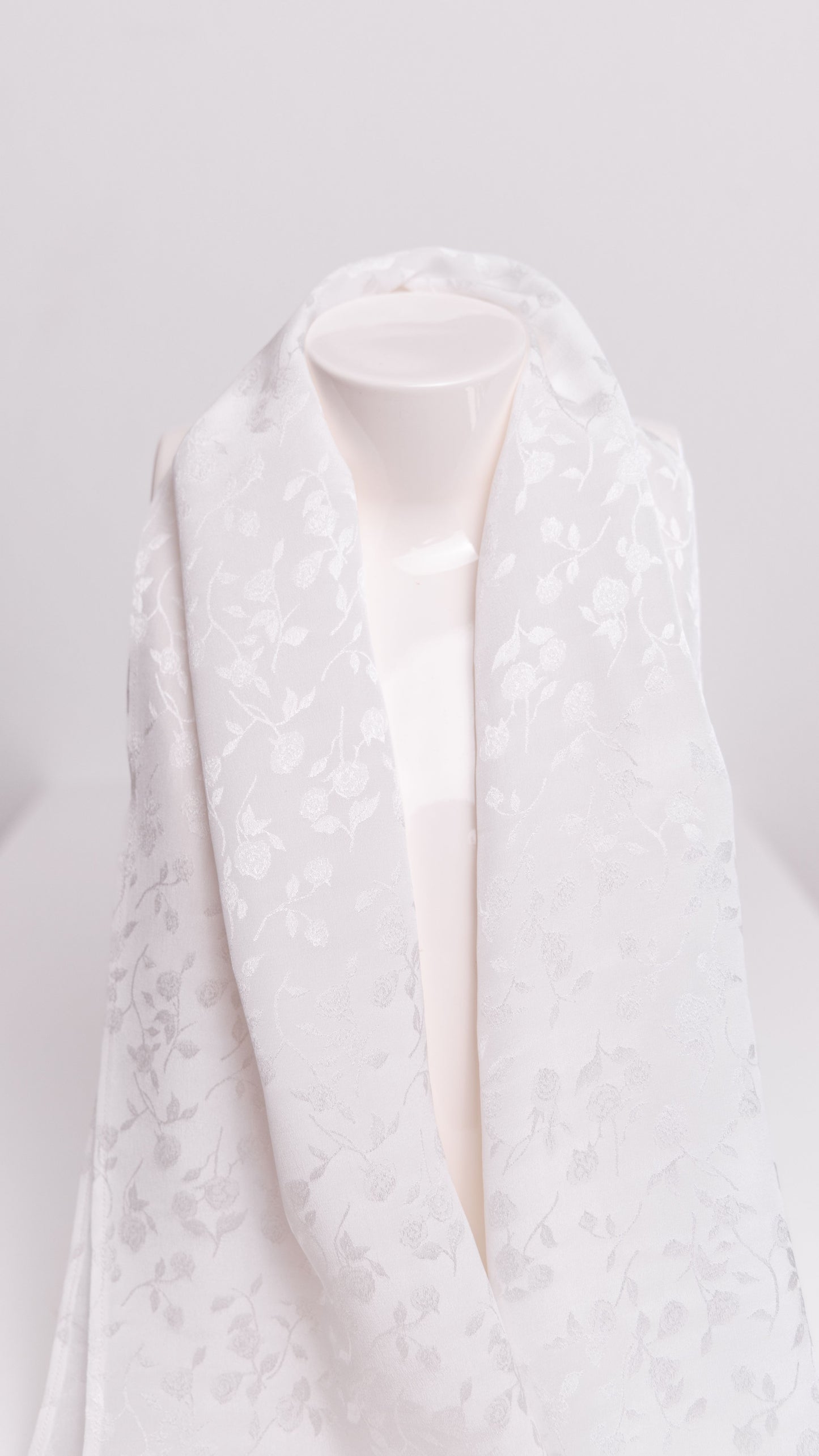 Seidenschal Rosen Jacquard • Natürliche Peace Silk • 100% Seide • Naturweiß