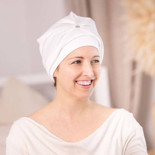 Seiden-Schlafhaube Turban naturweiß getragen – Seidenstern Peace Silk für gesundes Haar