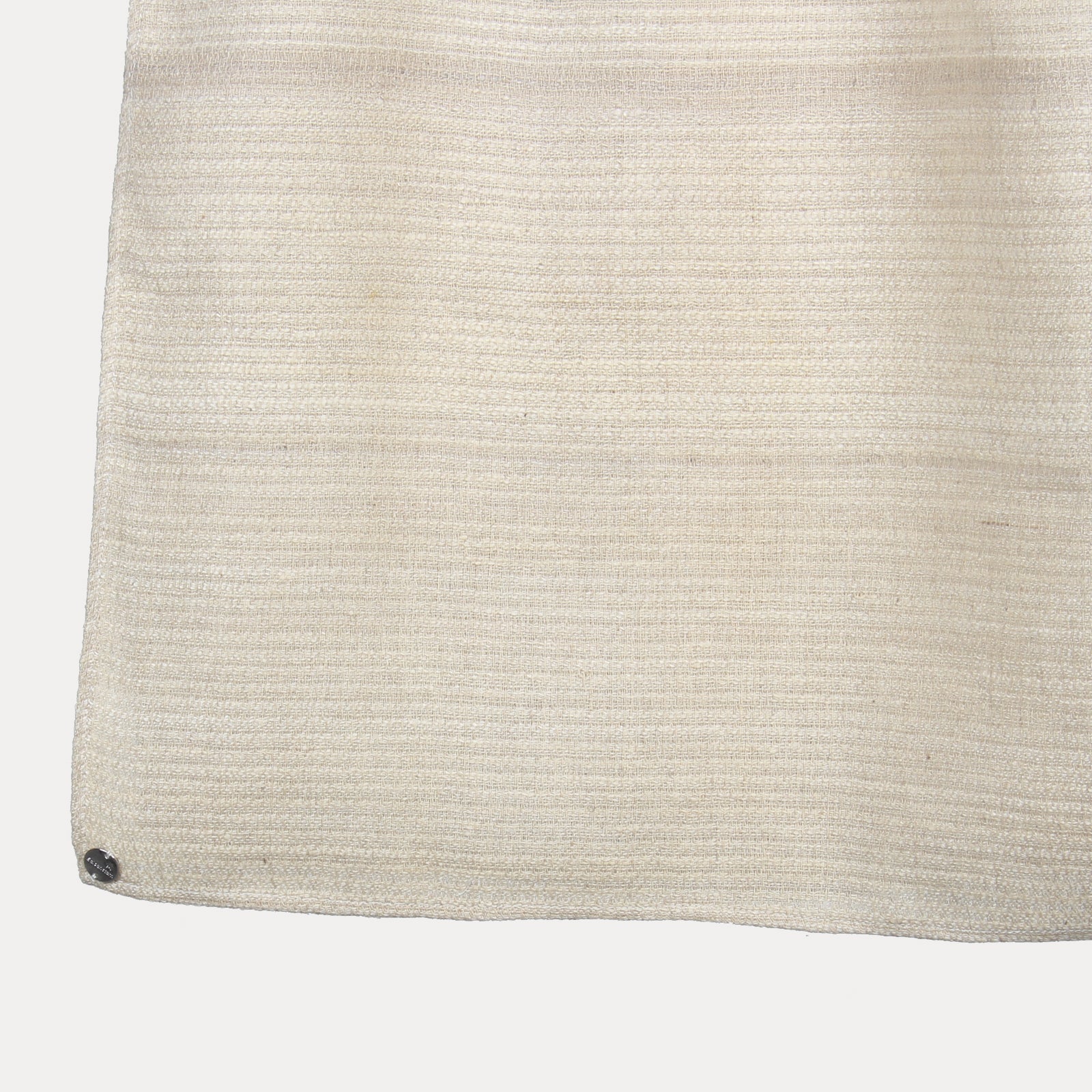 Silk scarf Sahira – close-up corner with Seidentraum label, cream ribbed weave detail