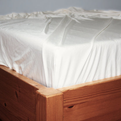 Seiden-Spannbetttuch von Seidenstern • Jersey Hautfreundlich: Ungefärbt • Tierleidfreie Peace Silk • 100 % Seide • Naturweiß