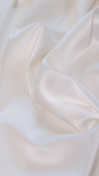 Seidenstoff für Brautkleider • Natürlicher Peace Silk Stretch-Satin • 95% Seide, 5% Elasthan • Naturweiß • Amita