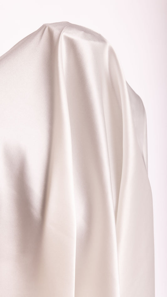 Peace Silk Stretch-Satin Amita naturweiß – Nahaufnahme Schulter Schneiderpuppe, intensiver Hochglanz-Satin