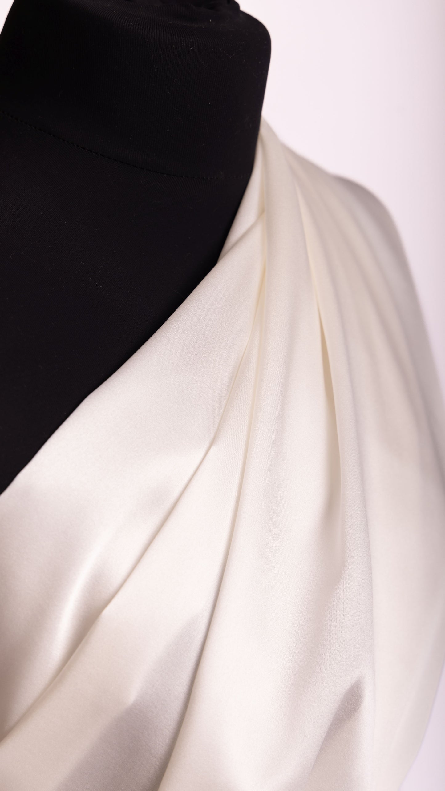 Seidenstoff für Brautkleider • Natürlicher Peace Silk Stretch-Satin • 95% Seide, 5% Elasthan • Naturweiß • Amita