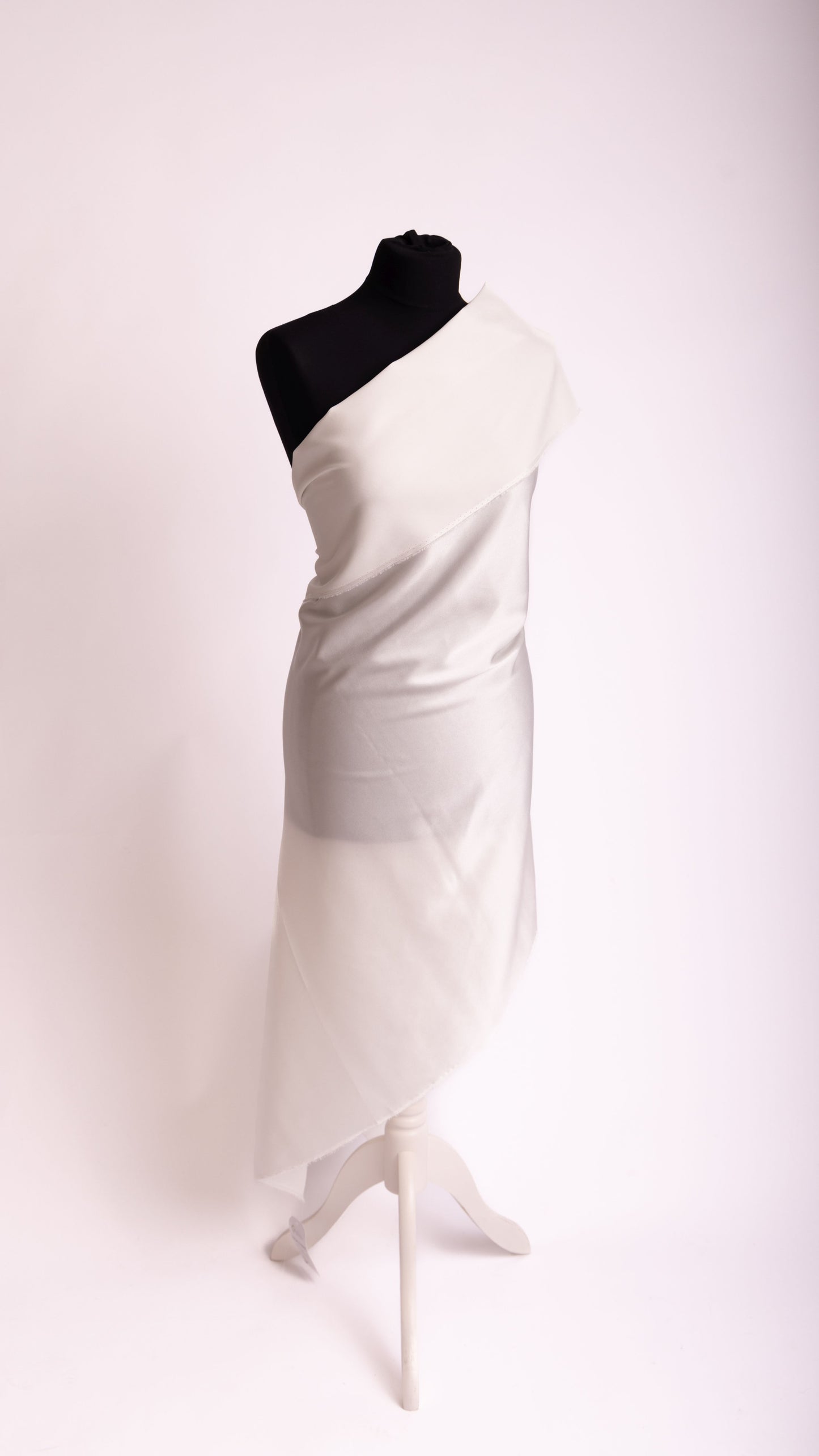 Seidenstoff für Brautkleider • Natürlicher Peace Silk Stretch-Satin • 95% Seide, 5% Elasthan • Naturweiß • Amita