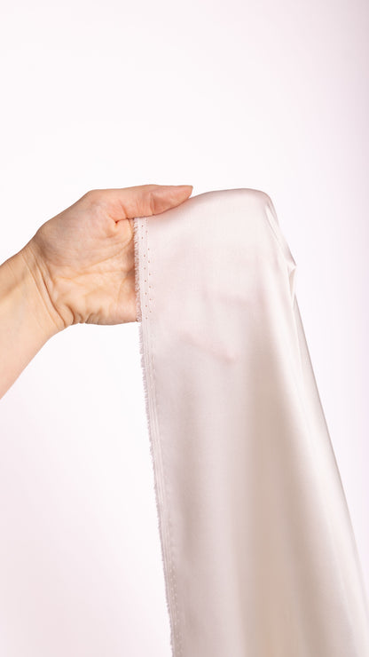 Seidenstoff für Brautkleider • Natürlicher Peace Silk Stretch-Satin • 95% Seide, 5% Elasthan • Naturweiß • Amita