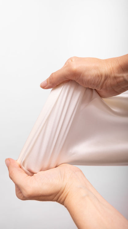 Seidenstoff für Brautkleider • Natürlicher Peace Silk Stretch-Satin • 95% Seide, 5% Elasthan • Naturweiß • Amita