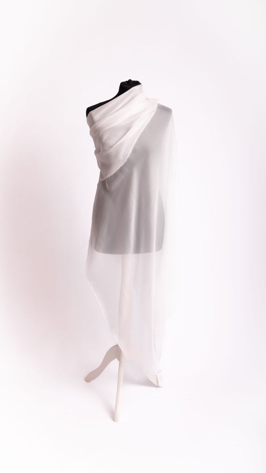 Peace Silk Chiffon Chandra naturweiß – Schulter-Wickel auf schwarzer Schneiderpuppe, transparenter Fall