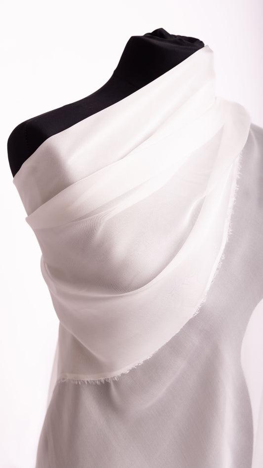 Peace Silk Chiffon Chandra – Nahaufnahme Schulter-Wickel auf schwarzer Puppe, wellige Chiffon-Textur