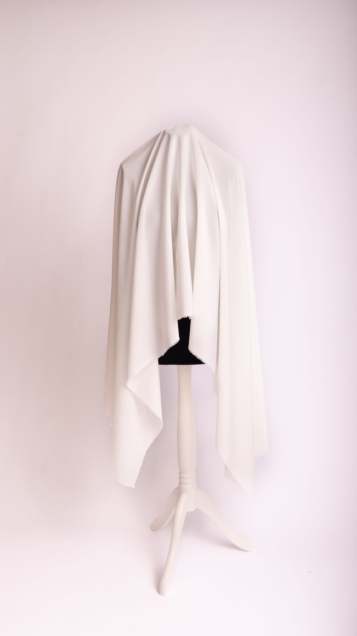 Seidenstoff für Brautkleider • Natürliche Peace Silk Crêpe • 95% Seide, 5% Elasthan • Naturweiß • Dishani