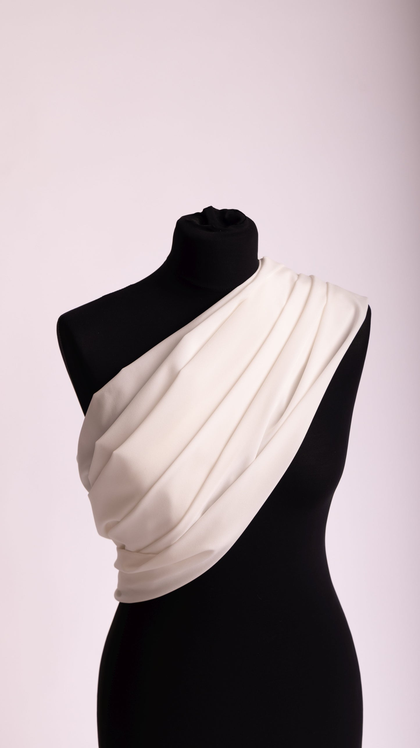 Seidenstoff für Brautkleider • Natürliche Peace Silk Crêpe • 95% Seide, 5% Elasthan • Naturweiß • Dishani