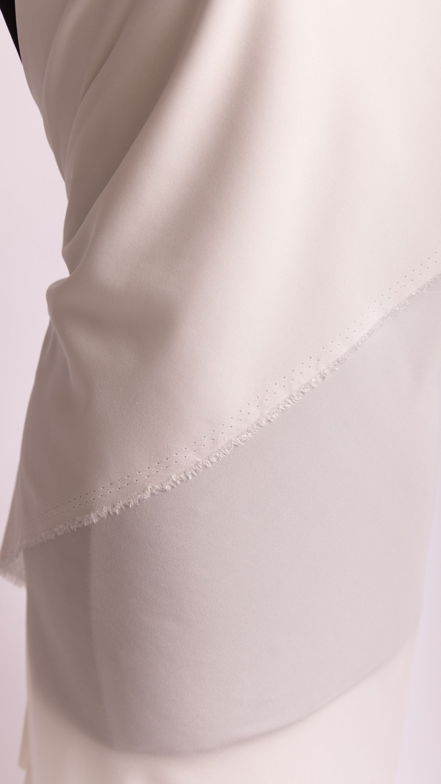 Seidenstoff für Brautkleider • Natürliche Peace Silk Crêpe • 95% Seide, 5% Elasthan • Naturweiß • Dishani