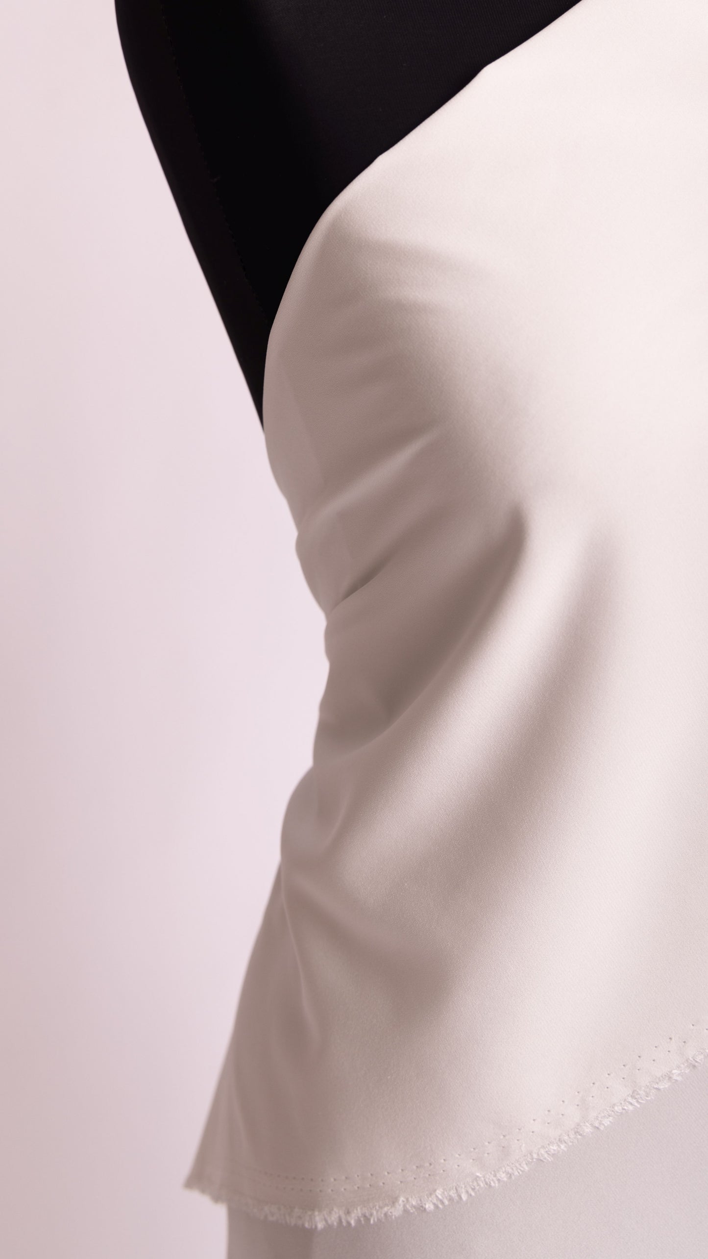 Seidenstoff für Brautkleider • Natürliche Peace Silk Crêpe • 95% Seide, 5% Elasthan • Naturweiß • Dishani