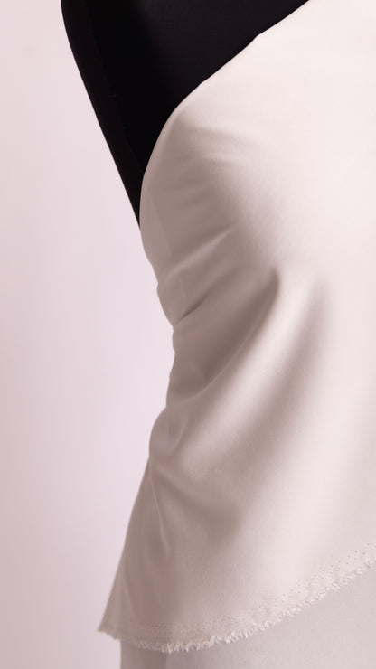 Seidenstoff für Brautkleider • Natürliche Peace Silk Crêpe • 95% Seide, 5% Elasthan • Naturweiß • Dishani