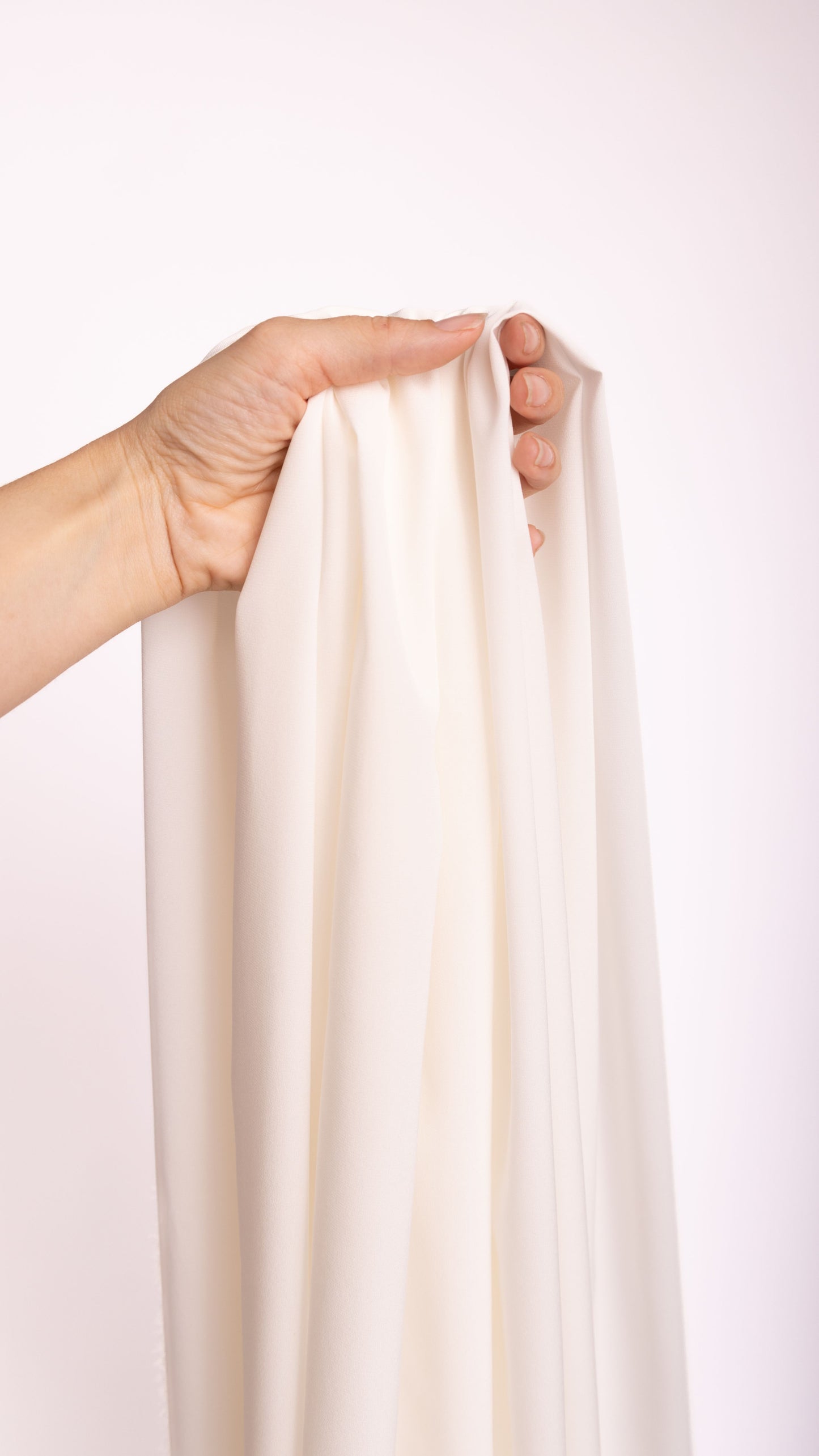 Seidenstoff für Brautkleider • Natürliche Peace Silk Crêpe • 95% Seide, 5% Elasthan • Naturweiß • Dishani