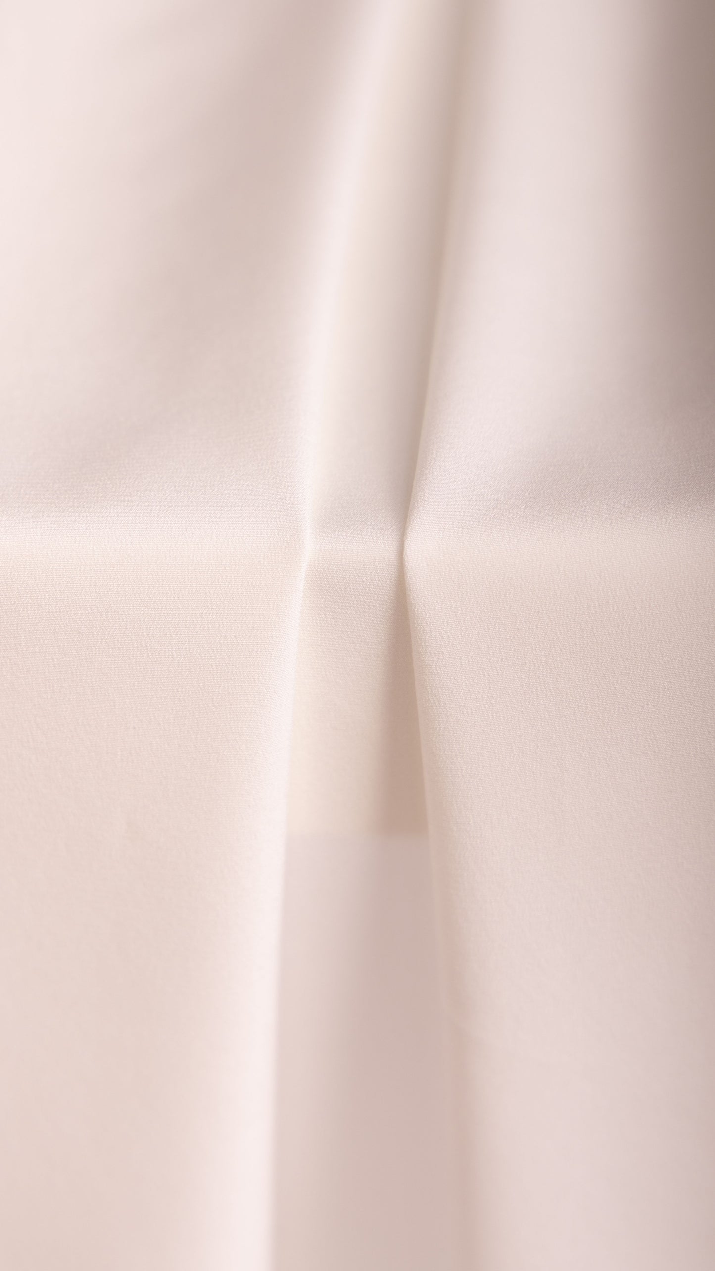 Seidenstoff für Brautkleider • Natürliche Peace Silk Crêpe • 95% Seide, 5% Elasthan • Naturweiß • Dishani