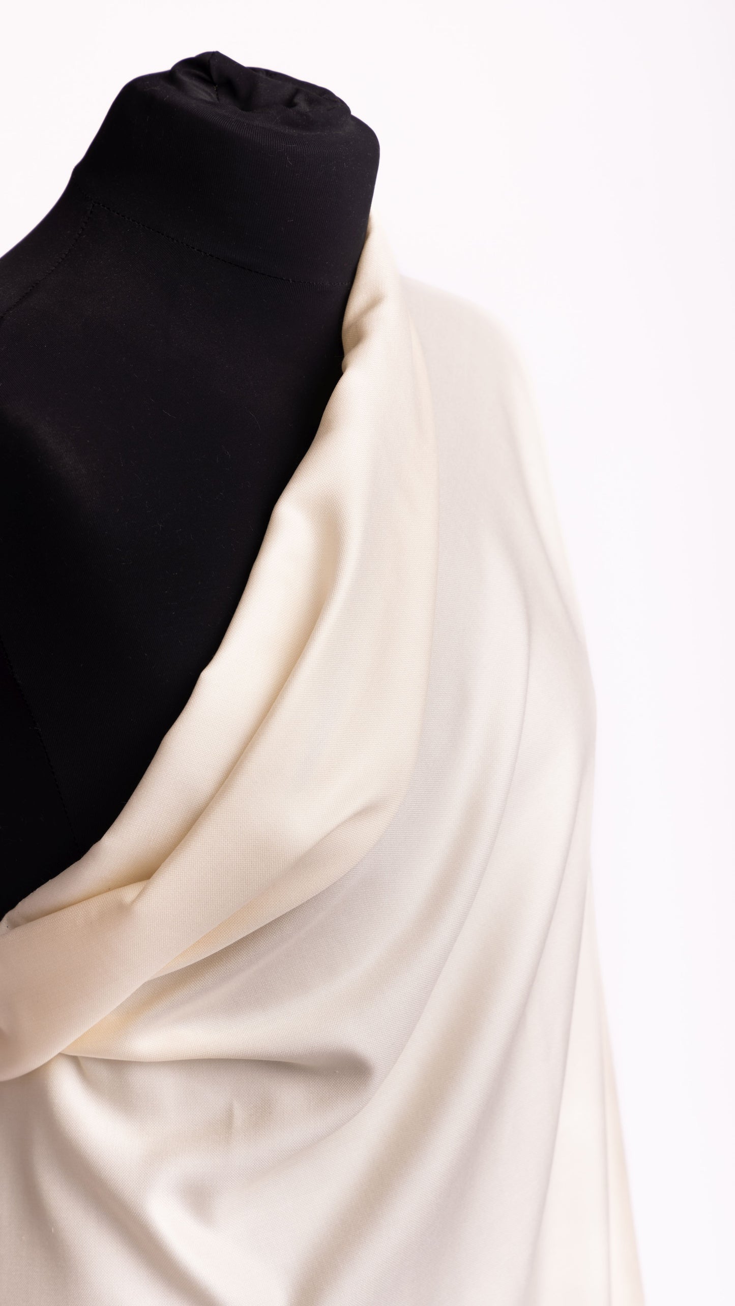 Seidenstoff für Brautkleider • Natürliche Peace Silk Broken Satin • 100% Seide • Creme • Gana