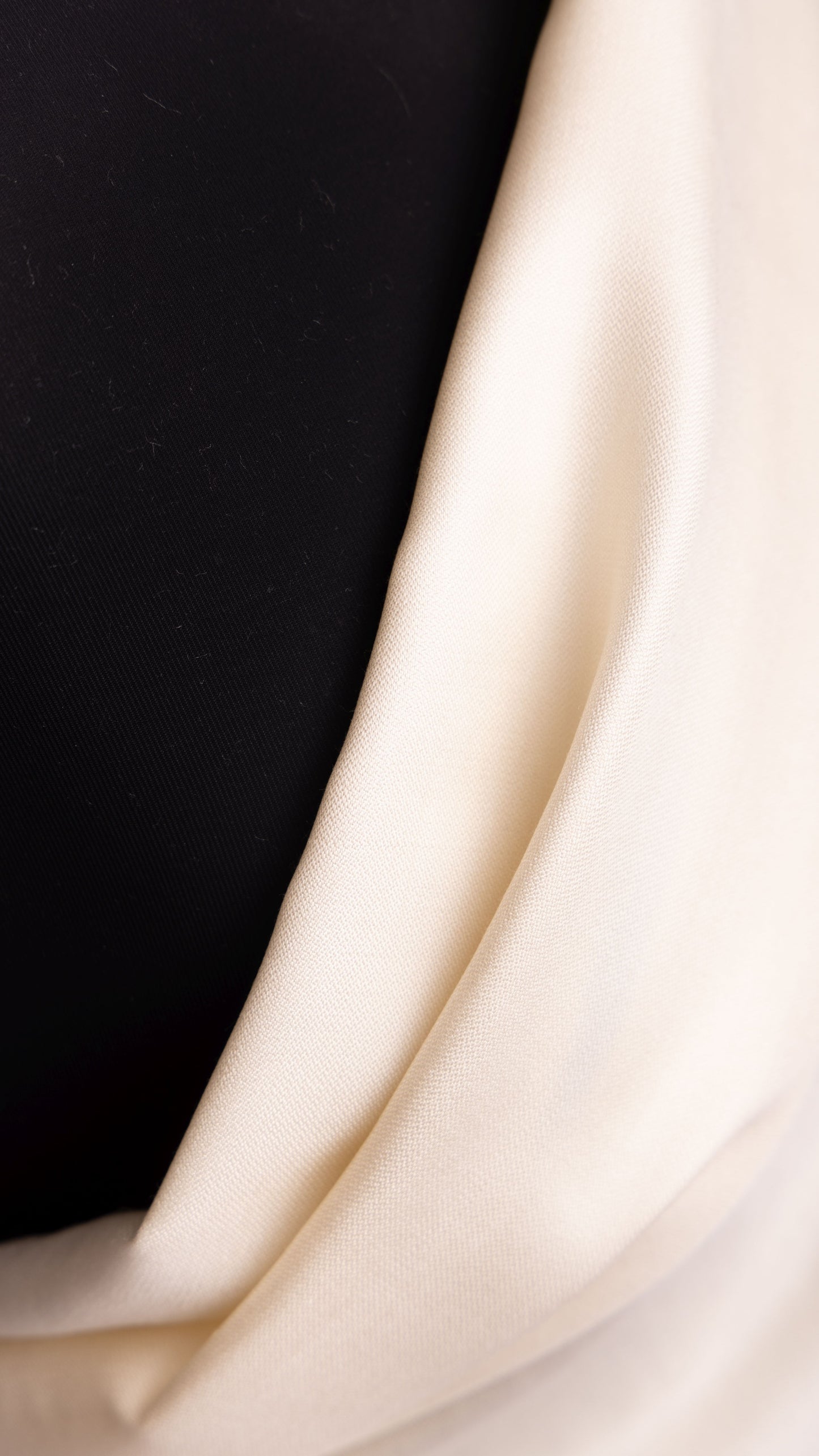 Seidenstoff für Brautkleider • Natürliche Peace Silk Broken Satin • 100% Seide • Creme • Gana