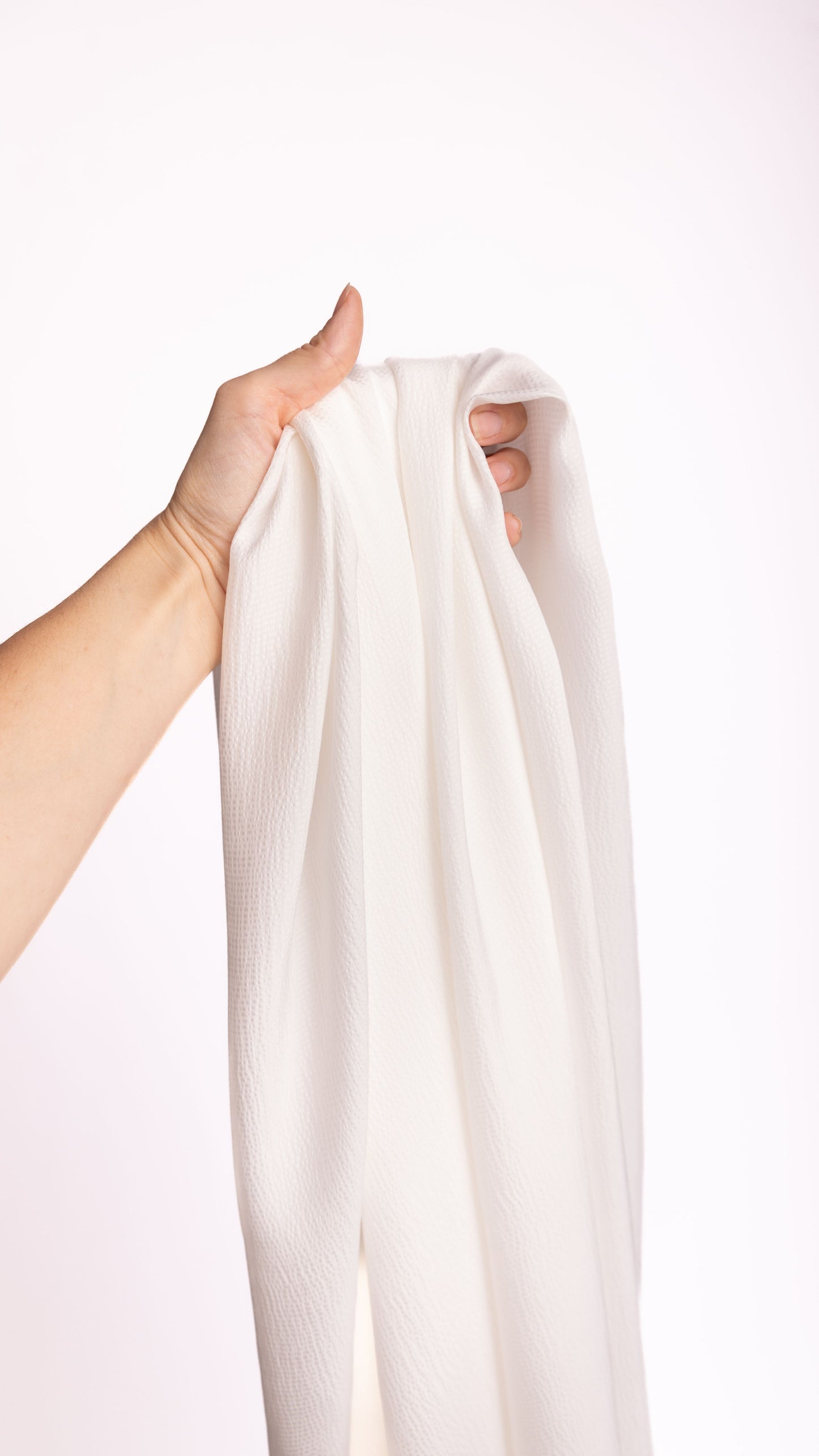 Seidenstoff für Brautkleider • Peace Silk Crinkle Satin Gehämmert • 100% Seide • Naturweiß • Kamika