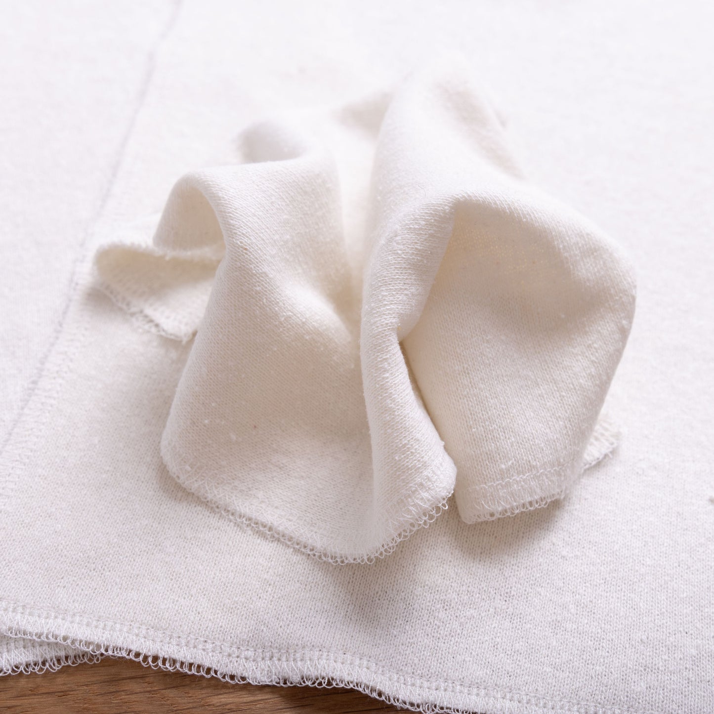 Zarte Windeleinlage aus Seide für empfindliche Babyhaut • Hautfreundlich & Wiederverwendbar • Peace Silk • 100% Bouretteseide • Ungefärbt Naturweiß (ohne Stoffwindel)