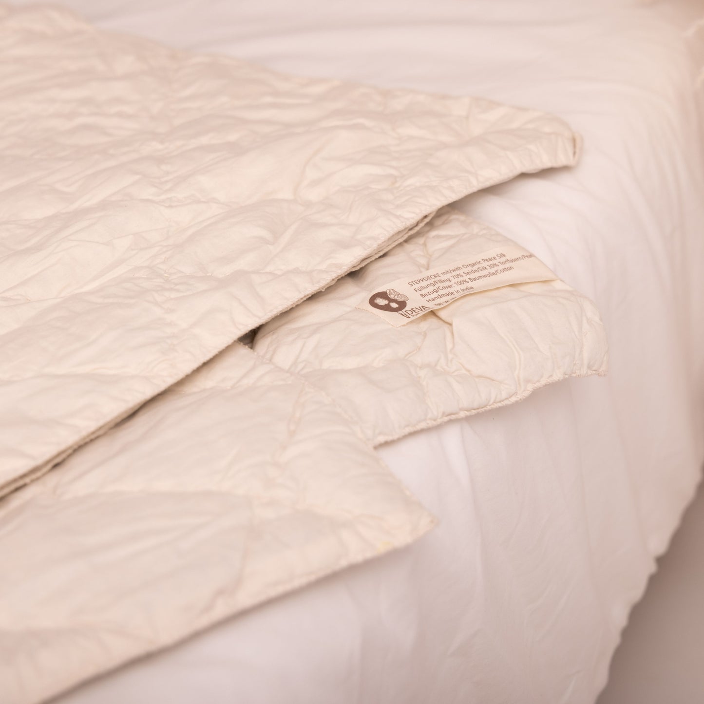DEVA Steppdecke • Torf-Seide-Füllung • Natürliche Peace Silk • 135 x 200cm