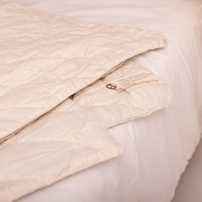 DEVA Steppdecke • Torf-Seide-Füllung • Natürliche Peace Silk • 135 x 200cm